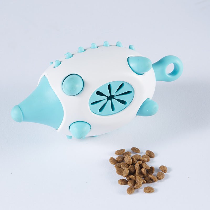 Balle distributrice de croquettes bleue en silicone, surface à picots et croquettes