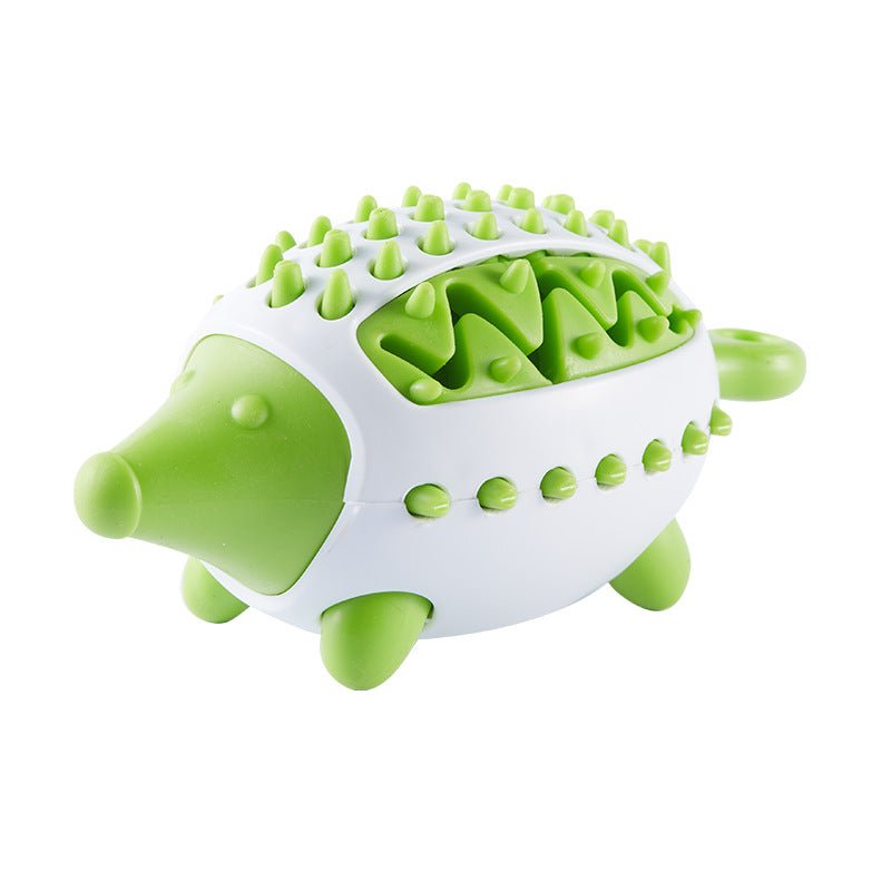 Balle distributrice de croquettes verte en silicone, gros plan des picots et rainures