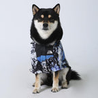 Manteau coupe-vent pour chien à capuche, motif bleu, blanc et noir sur le corps