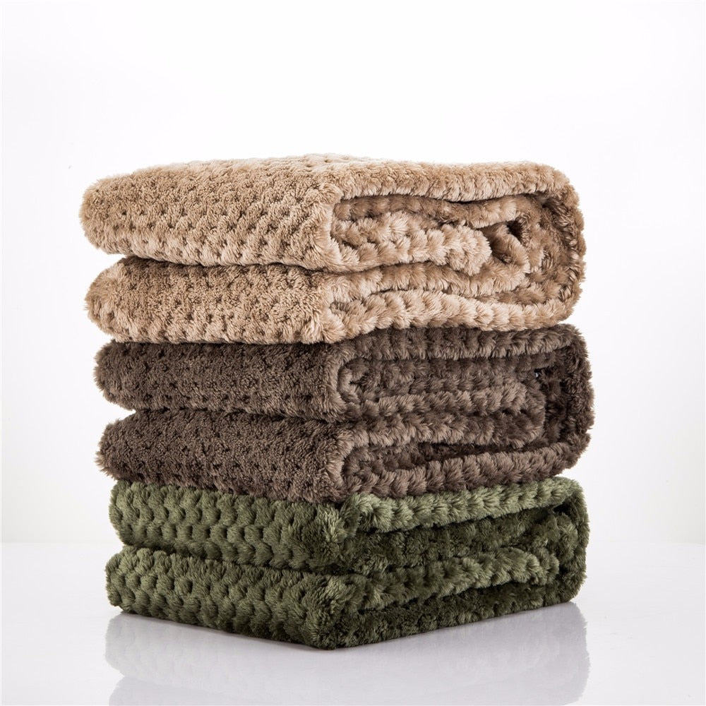 Pile de couvertures pour chien en peluche, plusieurs coloris pliés