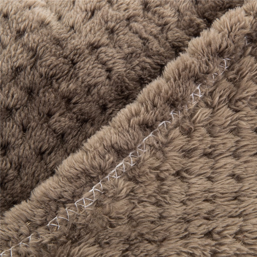 Détail couverture pour chien en peluche, couture décorative ton marron