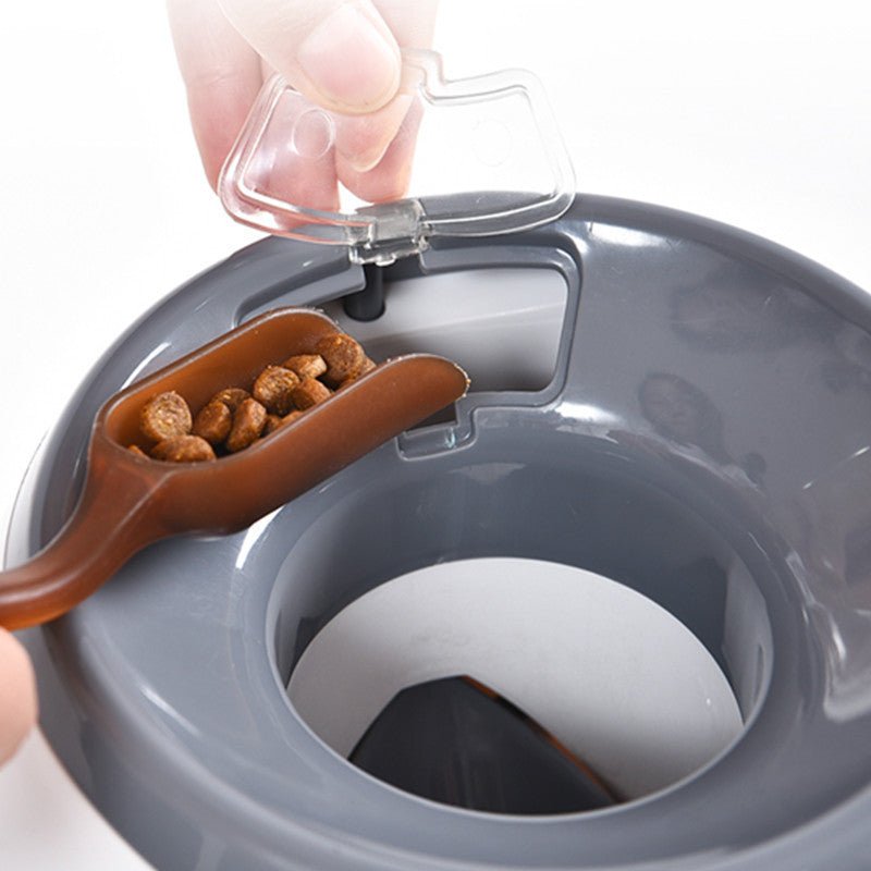 Lance-balles automatique pour chien gris avec compartiment à croquettes ouvert