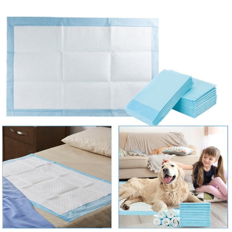 Tapis absorbants pour chien bleu clair, rectangulaires, lot empilé et emballage visible
