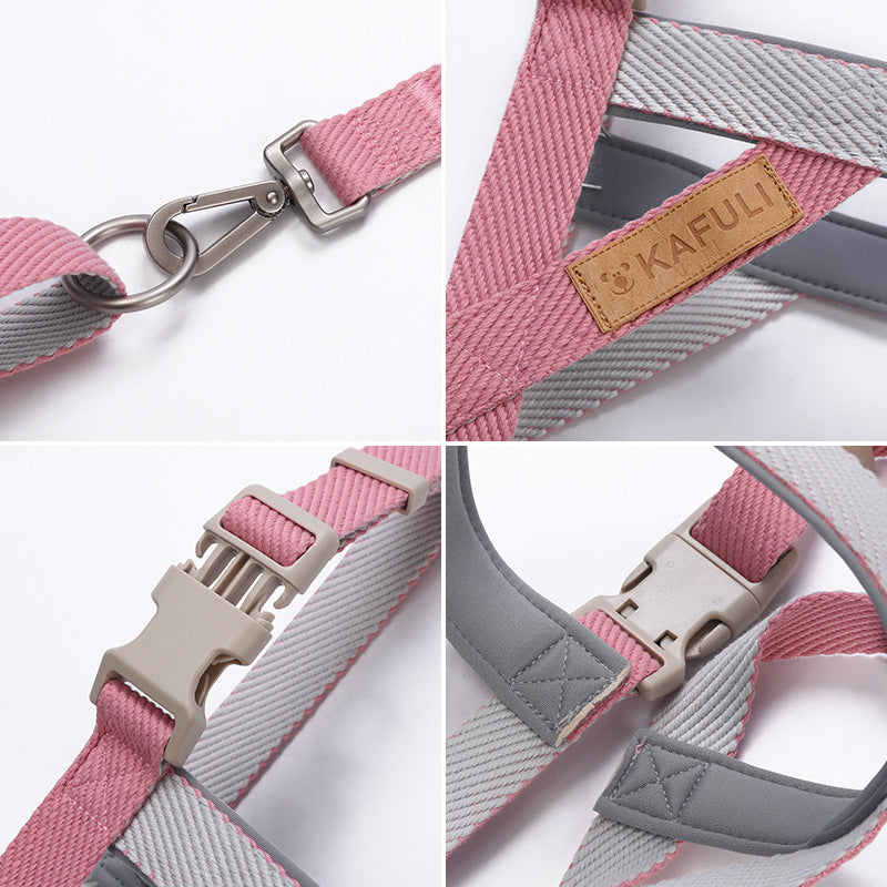 Détail harnais gilet rose et gris : sangles tissées, boucle, passant anneau et étiquette