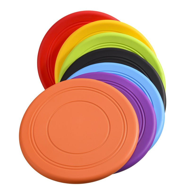 Disques frisbee flottants pour chien empilés, coloris variés.
