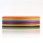 Disque frisbee flottant pour chien, pile de disques en couleurs variées.