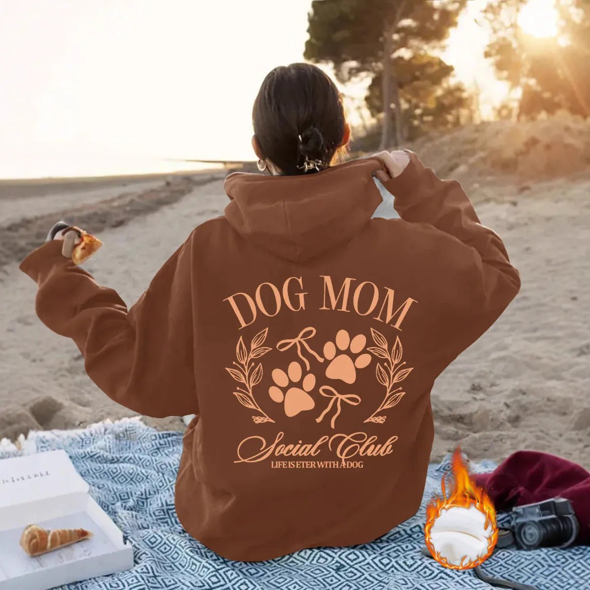 Sweat à capuche femme marron, imprimé « Dog Mom » et motif pattes au dos