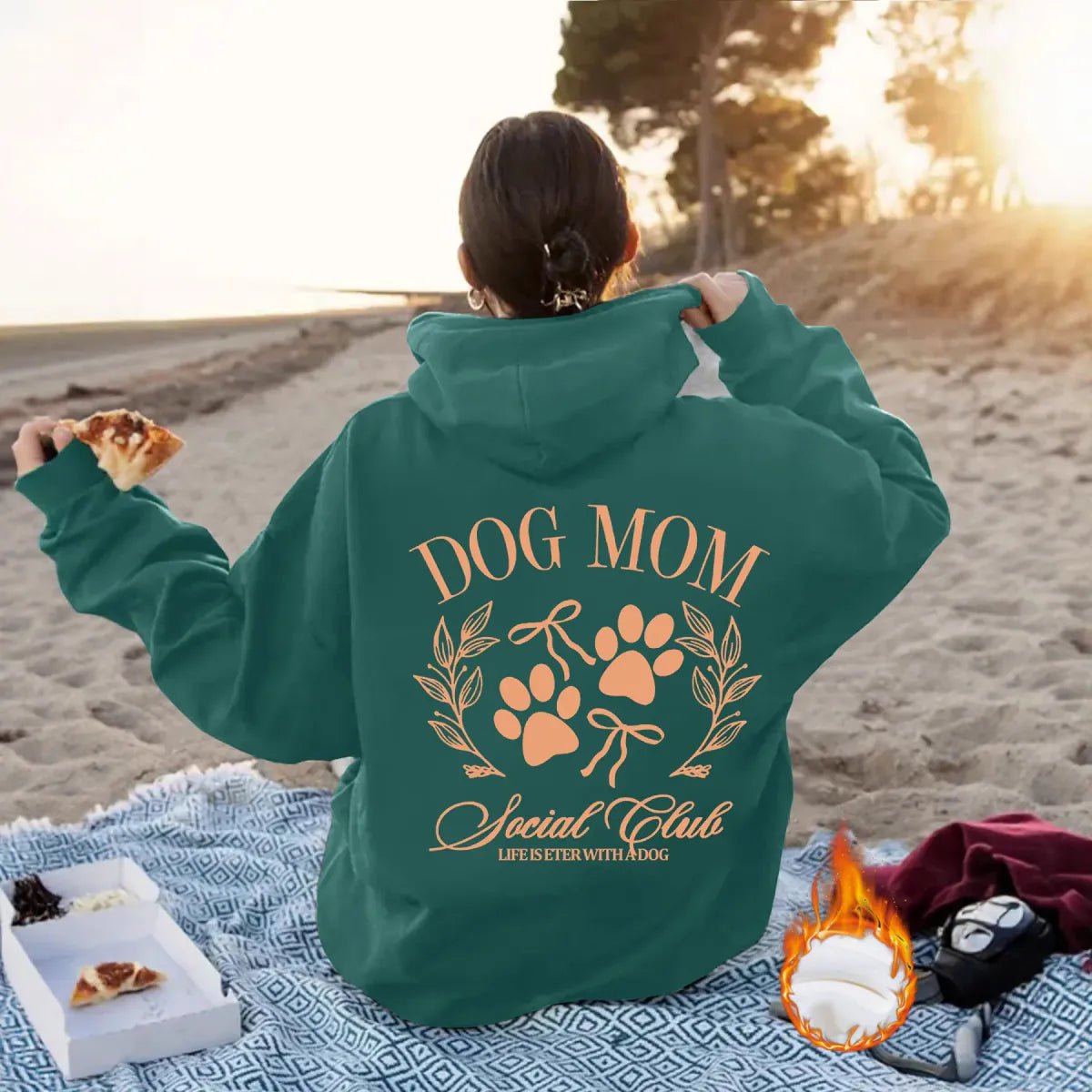Sweat à capuche femme vert émeraude, imprimé « Dog Mom » et motif pattes au dos