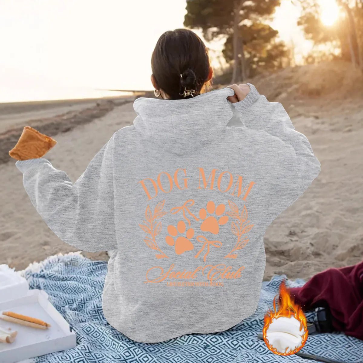 Sweat à capuche femme gris chiné, imprimé « Dog Mom » et motif pattes au dos