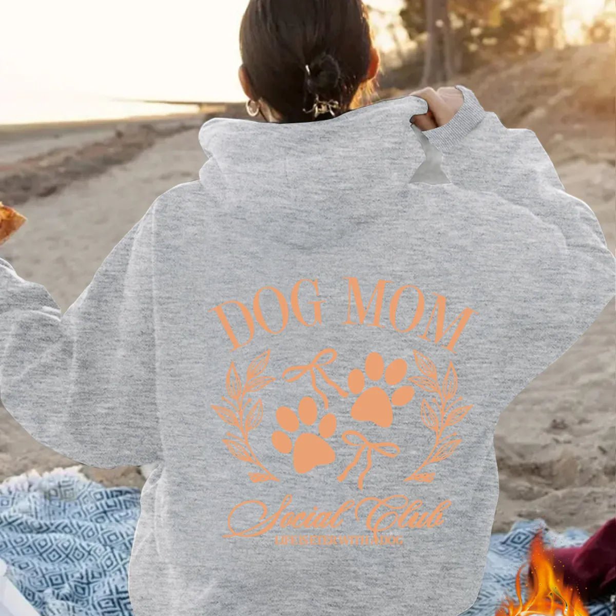 Sweat à capuche femme gris, imprimé « Dog Mom » avec motif pattes au dos